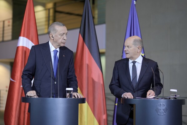 Turkey's President Recep Tayyip Erdogan, left, and German Chancellor Olaf Scholz talk to the media at a press conference at the chancellery in Berlin, Germany, Friday, Nov. 17, 2023. (APPhoto/Markus Schreiber)