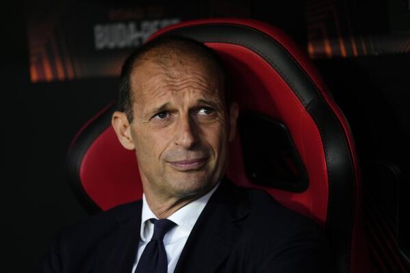 Juventus' head coach Massimiliano Allegri attends the start of the Europa League semifinal second leg soccer match between Sevilla and Juventus, at the Ramon Sanchez Pizjuan stadium in Seville, Spain, Thursday, May 18, 2023. (AP Photo/Jose Breton)