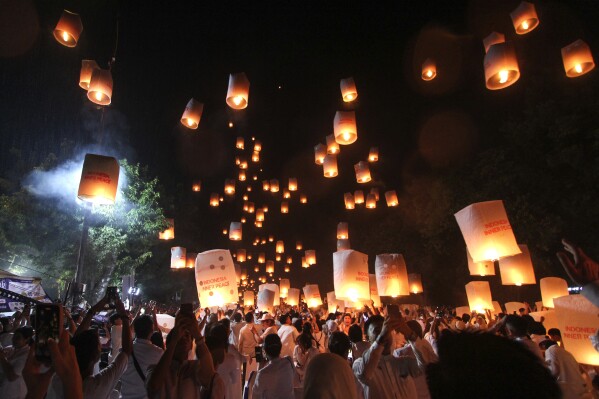 2024年5月23日，星期四，印尼中爪哇岛马格兰的九世纪婆罗浮屠寺，人们在卫塞节庆祝活动中放灯笼，这是佛陀出生、死亡和开悟的日子。（美联社照片/Slamet Riyadi）