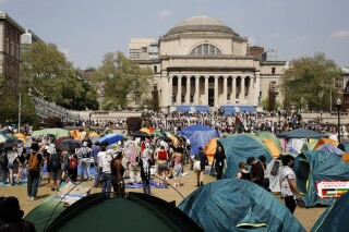 Sinh viên biểu tình tụ tập bên trong trại của họ tại khuôn viên trường Đại học Columbia, ngày 29 tháng 4 năm 2024, tại New York. (Ảnh AP/Stefan Jeremiah, File)