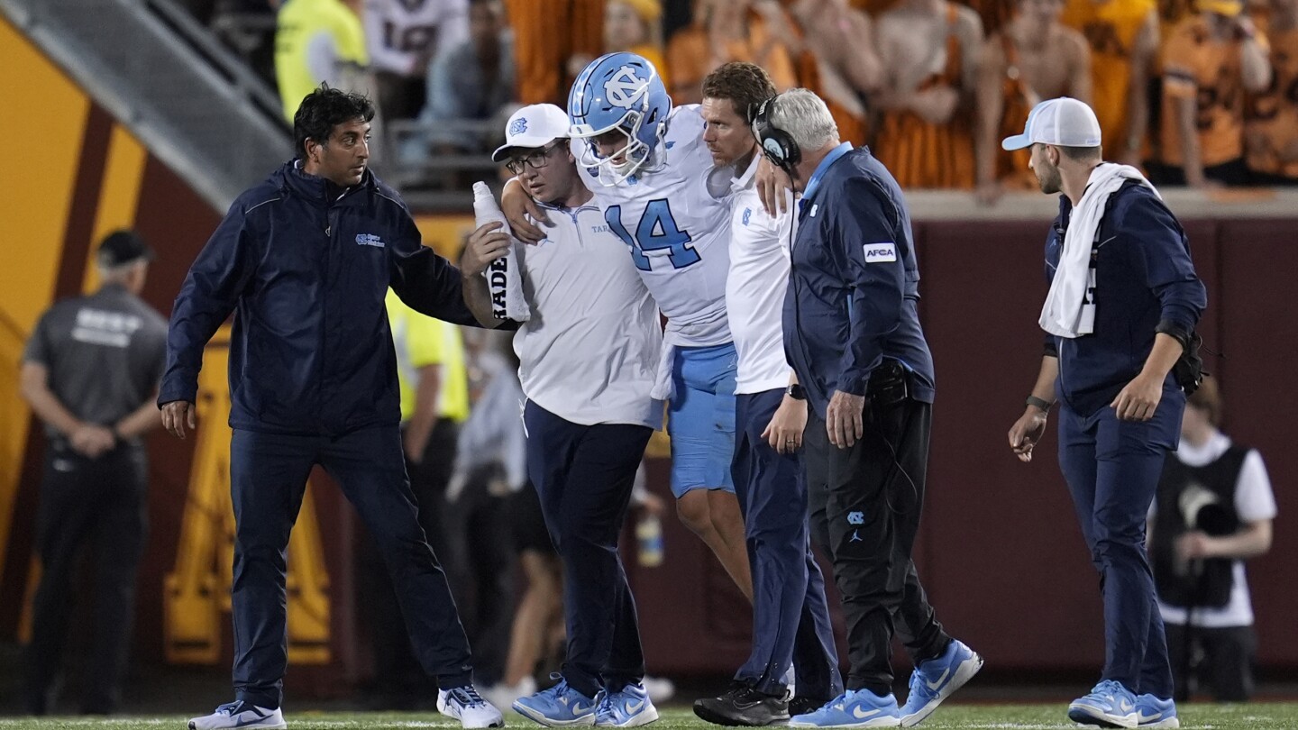 UNC губи QB Johnson за сезон след операция за счупен десен крак, получен при победата на Минесота