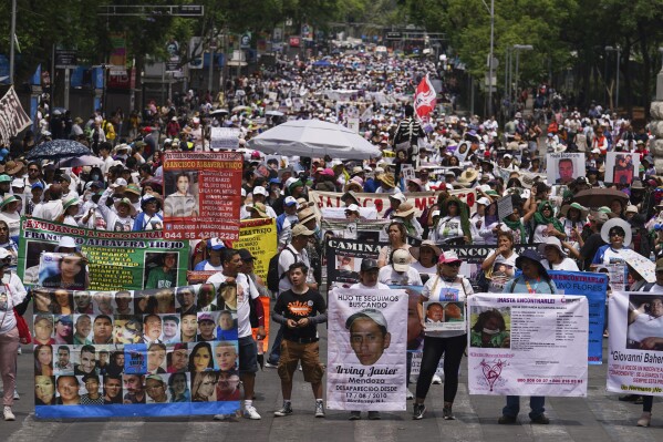 La gente asiste a la Marcha Nacional Anual en Búsqueda de Madres, que se celebra cada Día de la Madre en la Ciudad de México, el viernes 10 de mayo de 2024. Los manifestantes dicen que el gobierno carece de interés en investigar las desapariciones de las más de 100.000 personas en México. (AP Foto/Marco Ugarte)