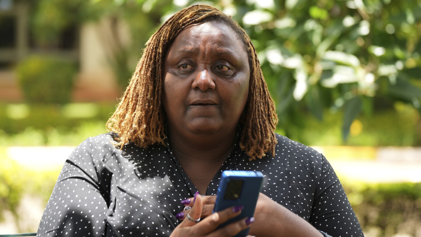НАЙРОБИ Кения AP — телефонът на Njeri Migwi звъни непрекъснато