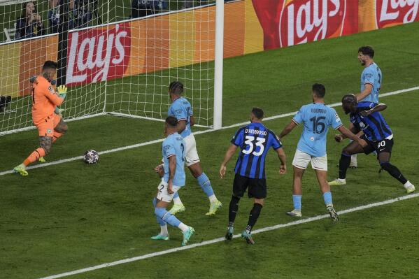Inter Milan's Romelu Lukaku (centre) heads towards goal but is