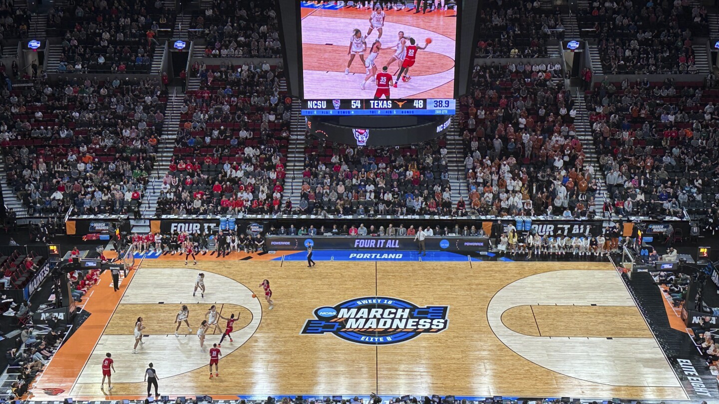 Pertandingan turnamen NCAA wanita Portland dimainkan di lapangan dengan tiga garis yang tidak serasi