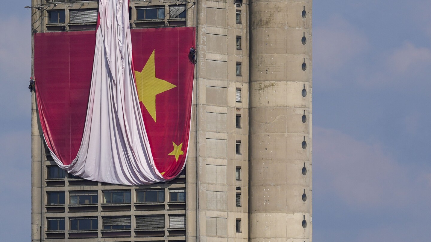 Китайският лидер Си Дзинпин започва посещение в Сърбия на 25-ата годишнина от бомбардировката на НАТО срещу китайското посолство