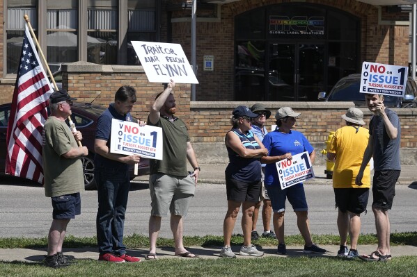 DOSSIER - Un petit groupe de manifestants se rassemble lors d'une "rallye du chapelet" le 6 août 2023, à Norwood, Ohio.  La participation est forte et la désinformation endémique alors que l'Ohio conclut mardi une élection spéciale convoquée à la hâte et très chargée, un concours qui pourrait déterminer le sort du droit à l'avortement dans l'État et alimenter les manuels politiques à l'échelle nationale à l'approche de 2024. (AP Photo/Darron Cummings, File)