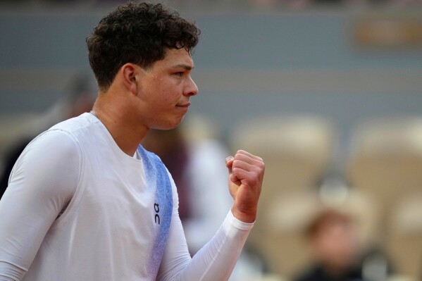 United States' Ben Shelton reacts during his first round match of the French Tennis Open against Lorenzo Sonego of Italy, at the Roland-Garros stadium, in Paris, Sunday, May 25, 2025. (AP Photo/Thibault Camus)