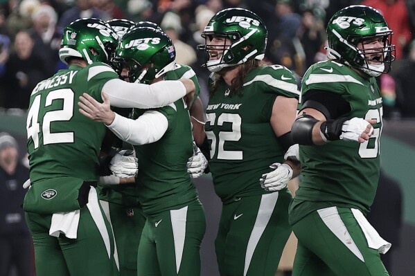 Jets blow big lead vs. Commanders but win 30-28 on Zuerlein's 54-yard field goal with 5 seconds left | AP News