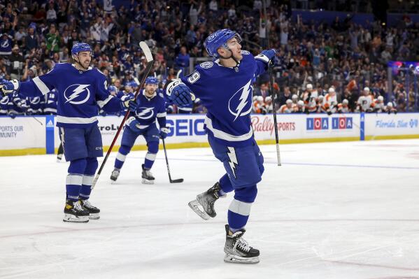 Flyers snap road winless streak with 5-2 win over St. Louis Blues