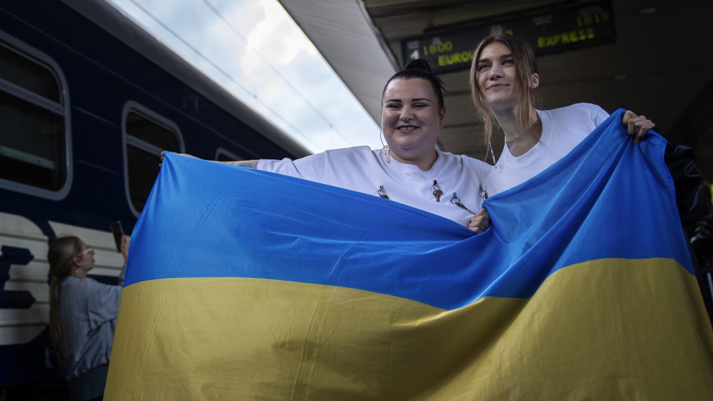 Украинският дует се отправя към конкурса за песен на Евровизия със съобщение: Ние все още сме тук