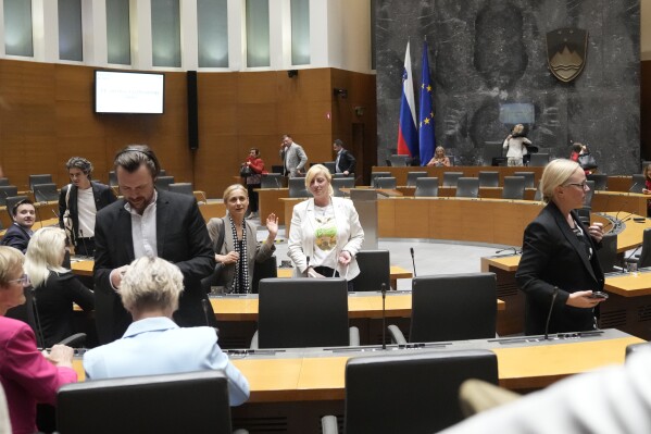 斯洛文尼亚议会议员于2024年6月4日星期二在斯洛文尼亚卢布尔雅那投票后离开大厅。斯洛文尼亚议会以压倒性多数投票赞成这一举措，继其他三个欧洲国家最近采取的措施之后，于周二承认成立巴勒斯坦国。（美联社照片/Darko Bandic）
