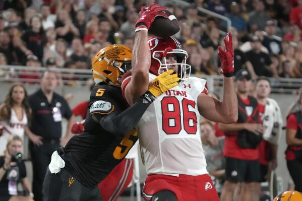Utah tight end Dalton Kincaid (86) catches a touchdown pass in front of Arizona State defensive back Chris Edmonds during the first half of an NCAA college football game, Saturday, Sept. 24, 2022, in Tempe, Ariz. (AP Photo/Rick Scuteri)