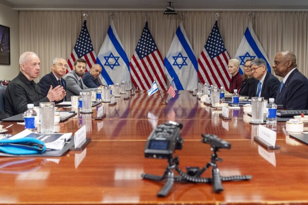 El ministro de Defensa israelí Yoav Gallant, extremo izquierdo, habla en su reunión con el secretario de Defensa de EE.UU. Lloyd Austin, al otro lado de la mesa, en el extremo derecho, en el Pentágono, el martes 26 de marzo de 2024, en Washington. (AP Foto/Jacquelyn Martin)