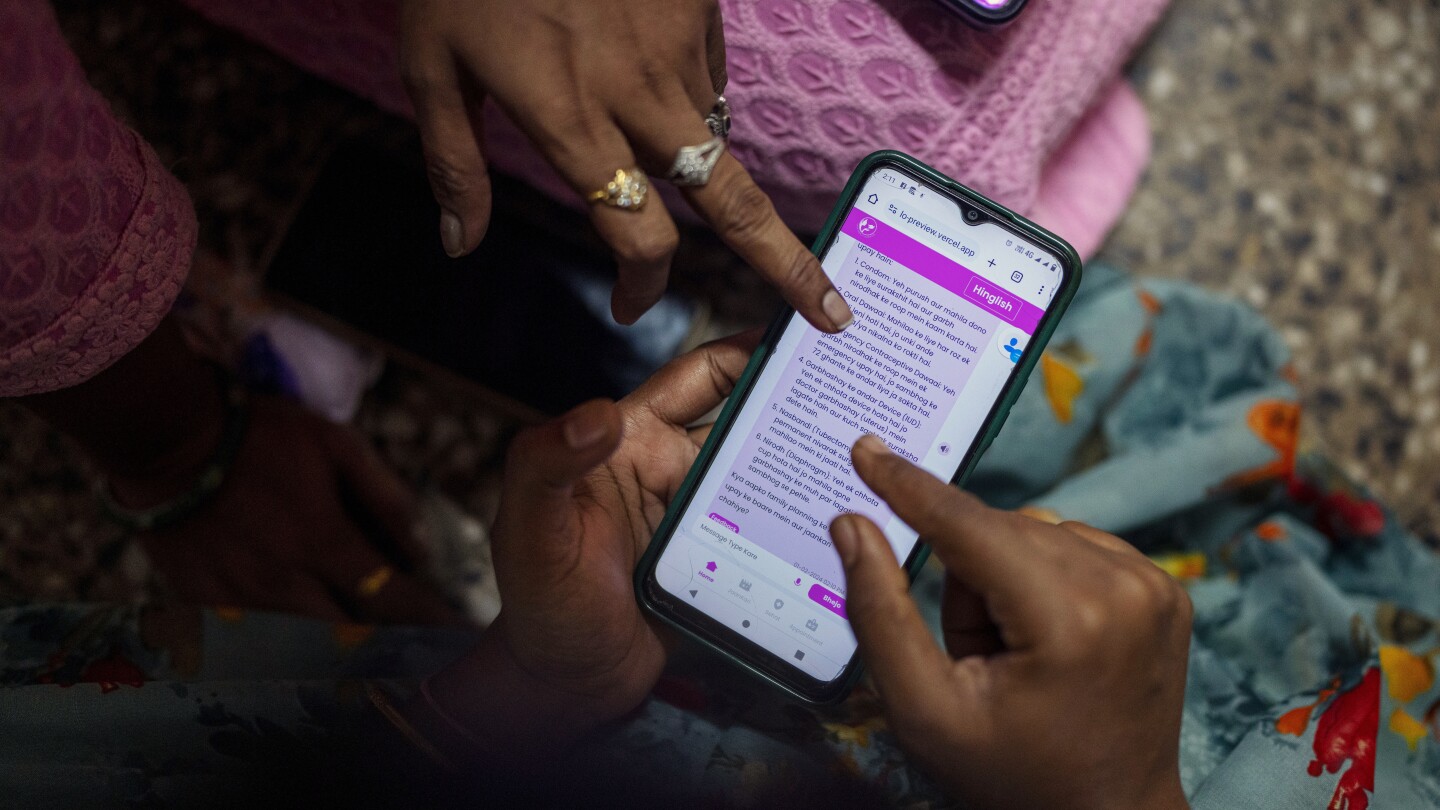 Как чат ботовете за здравеопазване с изкуствен интелект се учат от въпросите на индийска женска организация