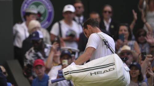 Le Britannique Andy Murray quitte le terrain après avoir perdu face au Grec Stefanos Tsitsipas lors d'un match en simple masculin lors de la cinquième journée des championnats de tennis de Wimbledon à Londres, le vendredi 7 juillet 2023. (AP Photo/Alberto Pezzali)