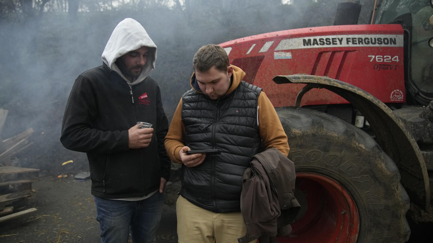 France’s 2 key farmers unions decide to lift road blocks