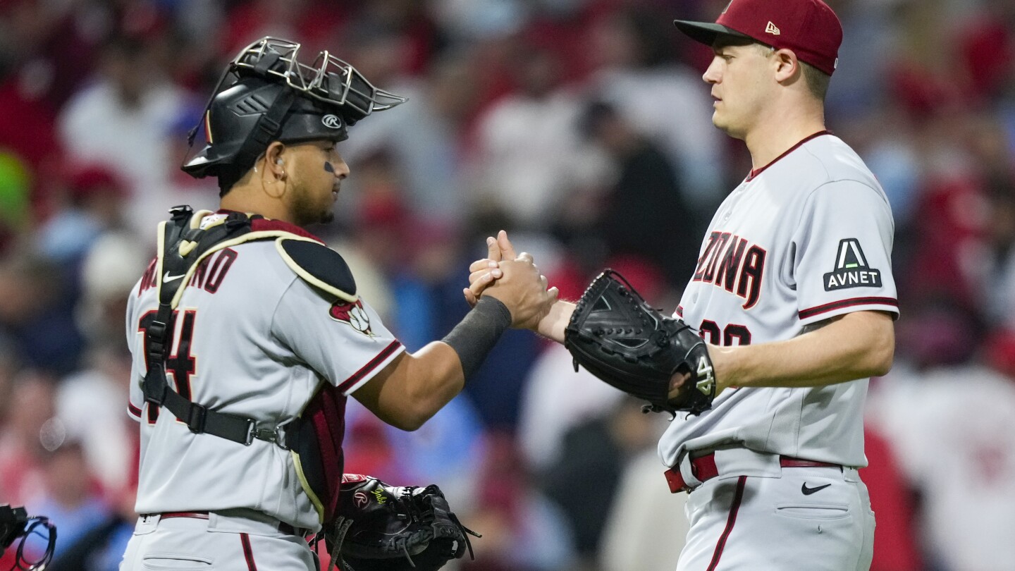 Evan Longoria's crucial catch helps give Diamondbacks 1-0 lead