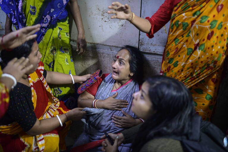Τα μέλη της οικογένειας ενός θύματος σε πυρκαγιά που ξέσπασε σε εμπορικό κέντρο αντιδρούν σε νοσοκομείο στη Ντάκα του Μπαγκλαντές, Παρασκευή 1 Μαρτίου 2024. Ο υπουργός Υγείας του Μπαγκλαντές λέει ότι πυρκαγιά ξέσπασε σε ένα εξαώροφο εμπορικό κέντρο στην πρωτεύουσα της χώρας, Ντάκα, σκοτώνοντας αρκετούς ανθρώπους και τραυματίζοντας δεκάδες άλλους.  (AP Photo/Mahmoud Hussein Obo)