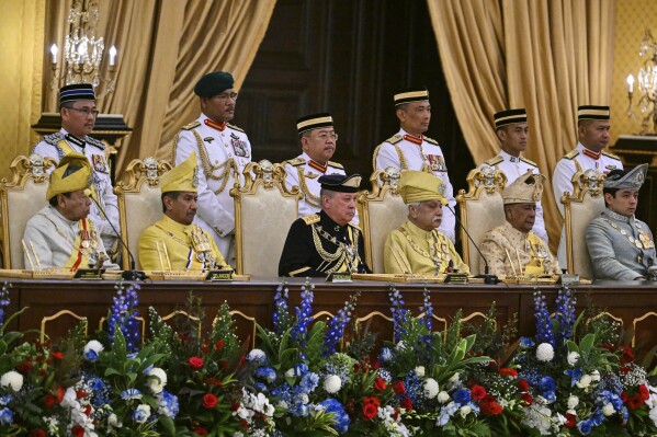 Sultan Ibrahim Sultan Iskandar, al frente en el centro, sentado durante la ceremonia de toma de juramento como rey número 17 de Malasia en el Palacio Nacional de Kuala Lumpur en Kuala Lumpur, Malasia, el miércoles 31 de enero de 2024. (Mohd Rasfan/Pool Photo vía AP)