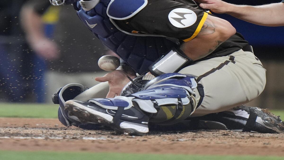 Sánchez catches, goes 1 for 4 in 1st game with Padres