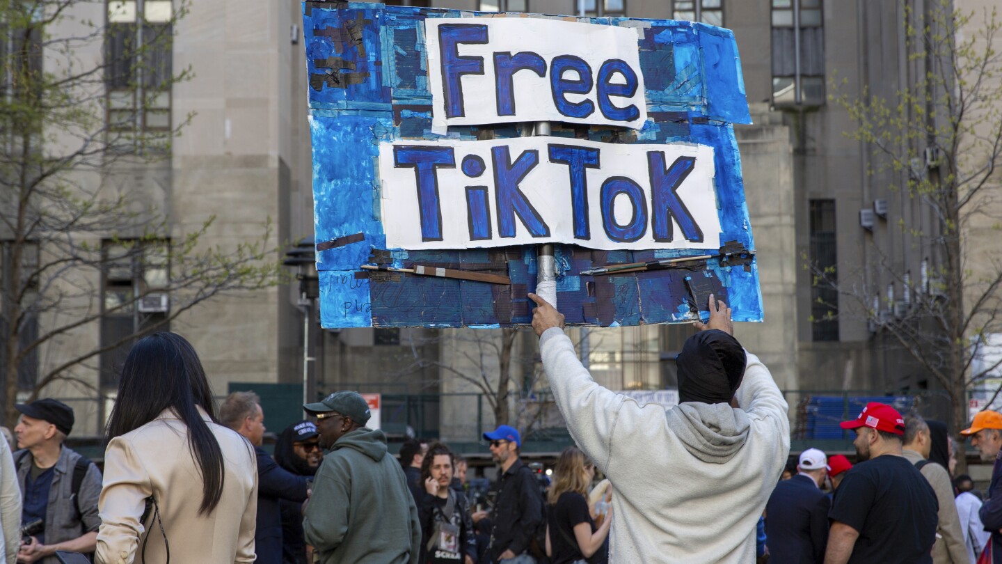 انتخابات 2024: حملة بايدن تحتضن TikTok رغم توقيع الرئيس على تشريع يحظر TikTok