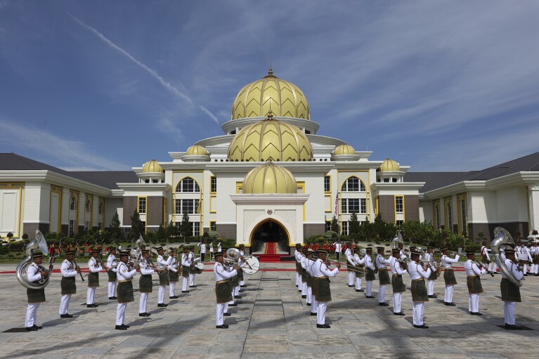 Banda militar actúa durante una ceremonia de bienvenida del decimoséptimo rey de Malasia, el sultán Ibrahim Iskandar, en el Palacio Nacional de Kuala Lumpur, Malasia, el miércoles 31 de enero de 2024. (Hasnoor Hussain/Pool Photo vía AP)