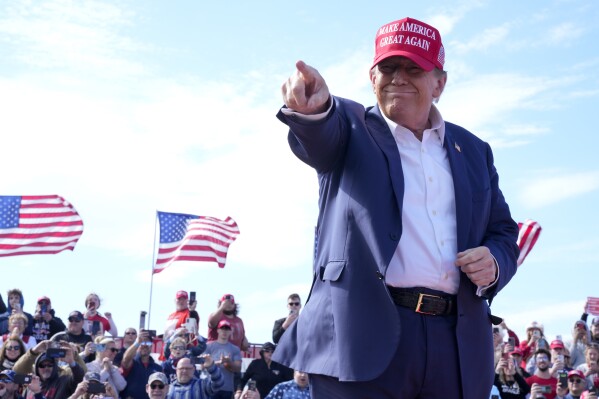 Ứng cử viên tổng thống của đảng Cộng hòa, cựu Tổng thống Donald Trump ra hiệu trước đám đông tại một cuộc vận động tranh cử vào Thứ Bảy, ngày 16 tháng 3 năm 2024, tại Vandalia, Ohio. (Ảnh AP / Jeff Dean)