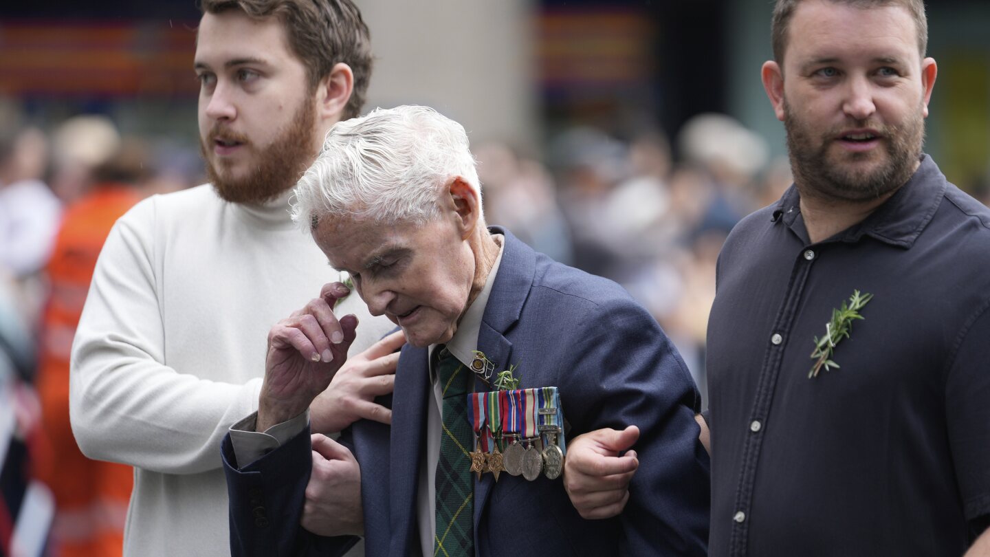 Australians, New Zealanders Commemorate Anzac Day Sacrifice