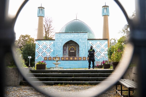 A police officer stands outside the Islamic Center Hamburg with the Imam Ali Mosque during a raid Wednesday, July 24, 2024, Hamburg, Germany. (Daniel Bockwoldt/dpa via ĢӰԺ)