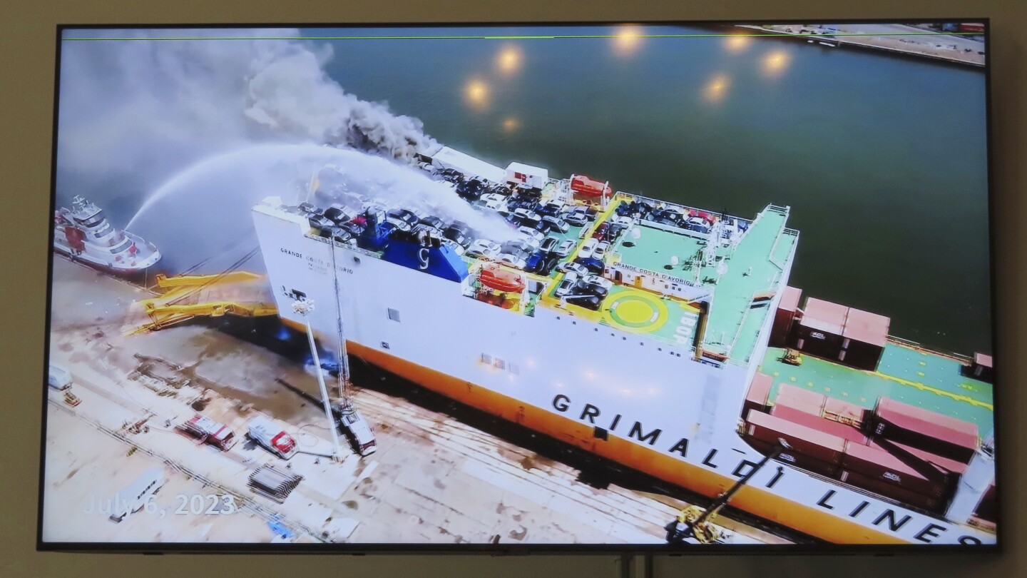 Чрез ридания офицерът на товарен кораб казва, че екипажът е „сломен“ от смъртта на 2-ма пожарникари в пожар