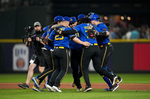 The Royals added some gold to their unis to remind you that they're World  Series champs