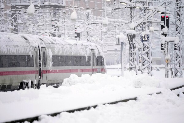 Um trem para na Estação Central após forte nevasca em Munique, Alemanha, sábado, 2 de dezembro de 2023. (AP Photo/Matthias Schrader)
