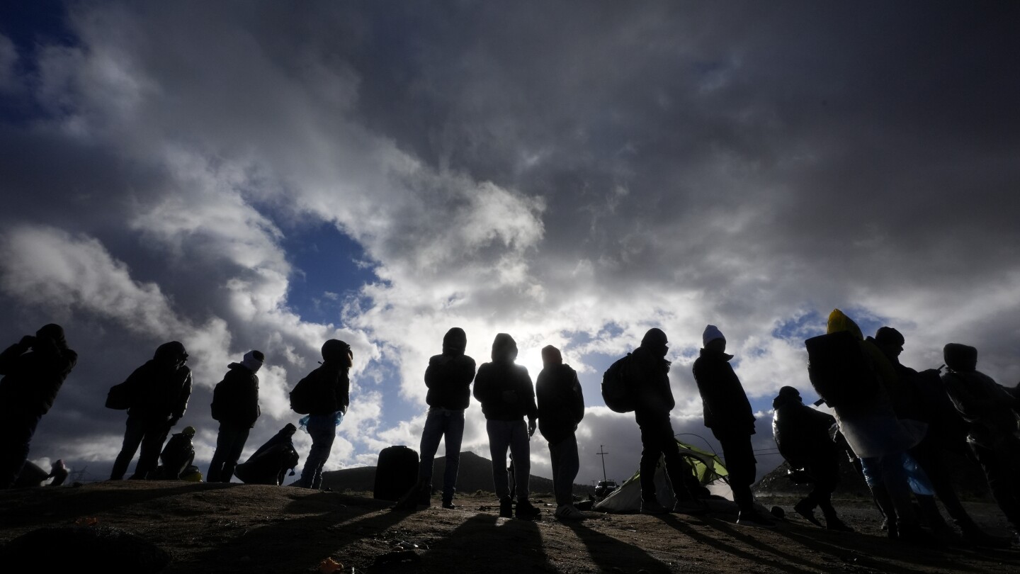 Нелегалното пресичане на границата от Мексико се срива след рекорден декември, с по-малко от Венецуела