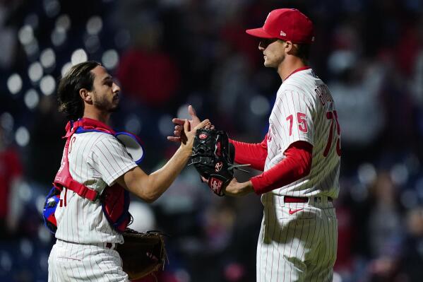 Hoskins hit a three-run shot; Phillies wallop on Braves in Game 3