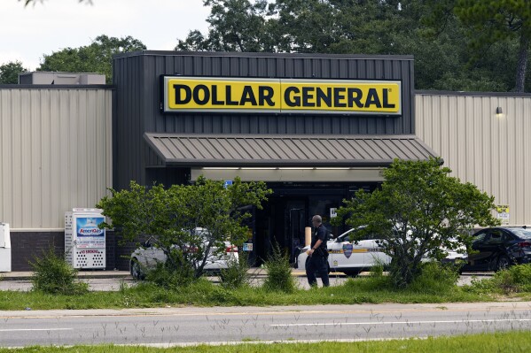Agentes policiales siguen investigando el domingo 27 de agosto de 2023 en la tienda Dollar General donde se perpetró un tiroteo el día anterior, en Jacksonville, Florida. (AP Foto/John Raoux)