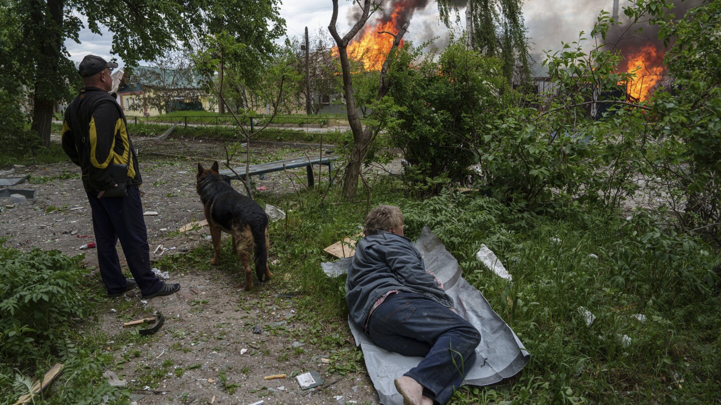 КИЕВ Украйна AP — Още хиляди цивилни са избягали от