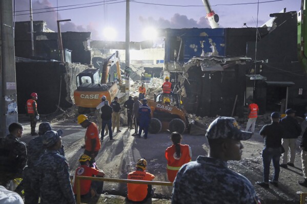 Rescatistas buscan sobrevivientes en la discoteca Jet Set luego de que su techo se derrumbara dos noches antes durante un concierto de merengue en Santo Domingo, República Dominicana, el miércoles 9 de abril de 2025. (Foto AP/Ricardo Hernández)
