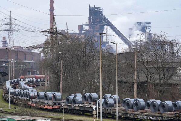 Aço na bobina carros antes dos transporte na principal fábrica do produtor de aço em dificuldades Thyssenkrupp em Duisburg, Alemanha, terça -feira, 4 de fevereiro de 2025. (AP Photo/Martin Meissner, arquivo)