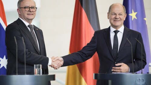 Le chancelier allemand Olaf Scholz, à droite, et le Premier ministre australien Anthony Albanese se serrent la main après une conférence de presse à la suite d'une réunion à la chancellerie à Berlin, en Allemagne, le lundi 10 juillet 2023. (AP Photo/Markus Schreiber)