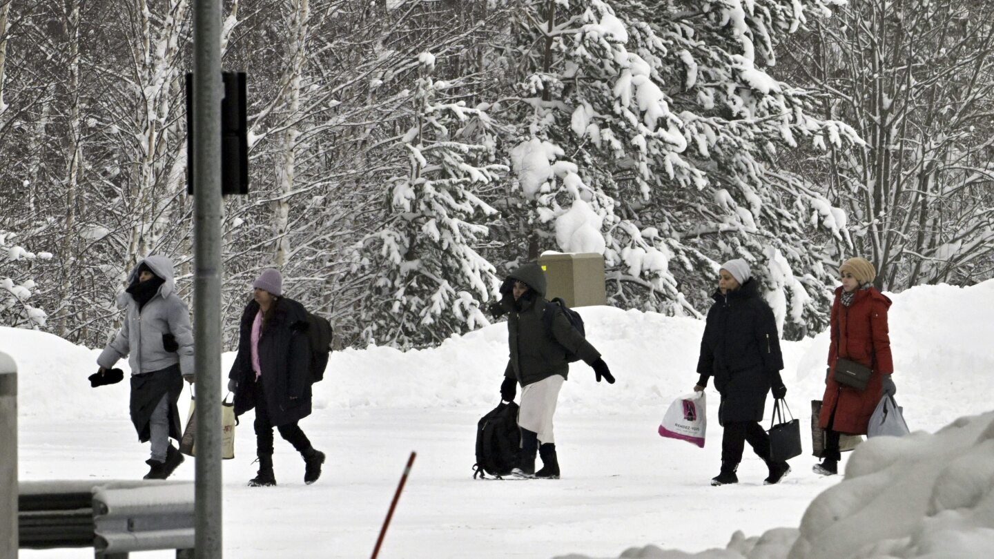 Финландия съобщава за вълна от пресичащи мигранти часове преди повторното затваряне на 2 гранични пункта с Русия
