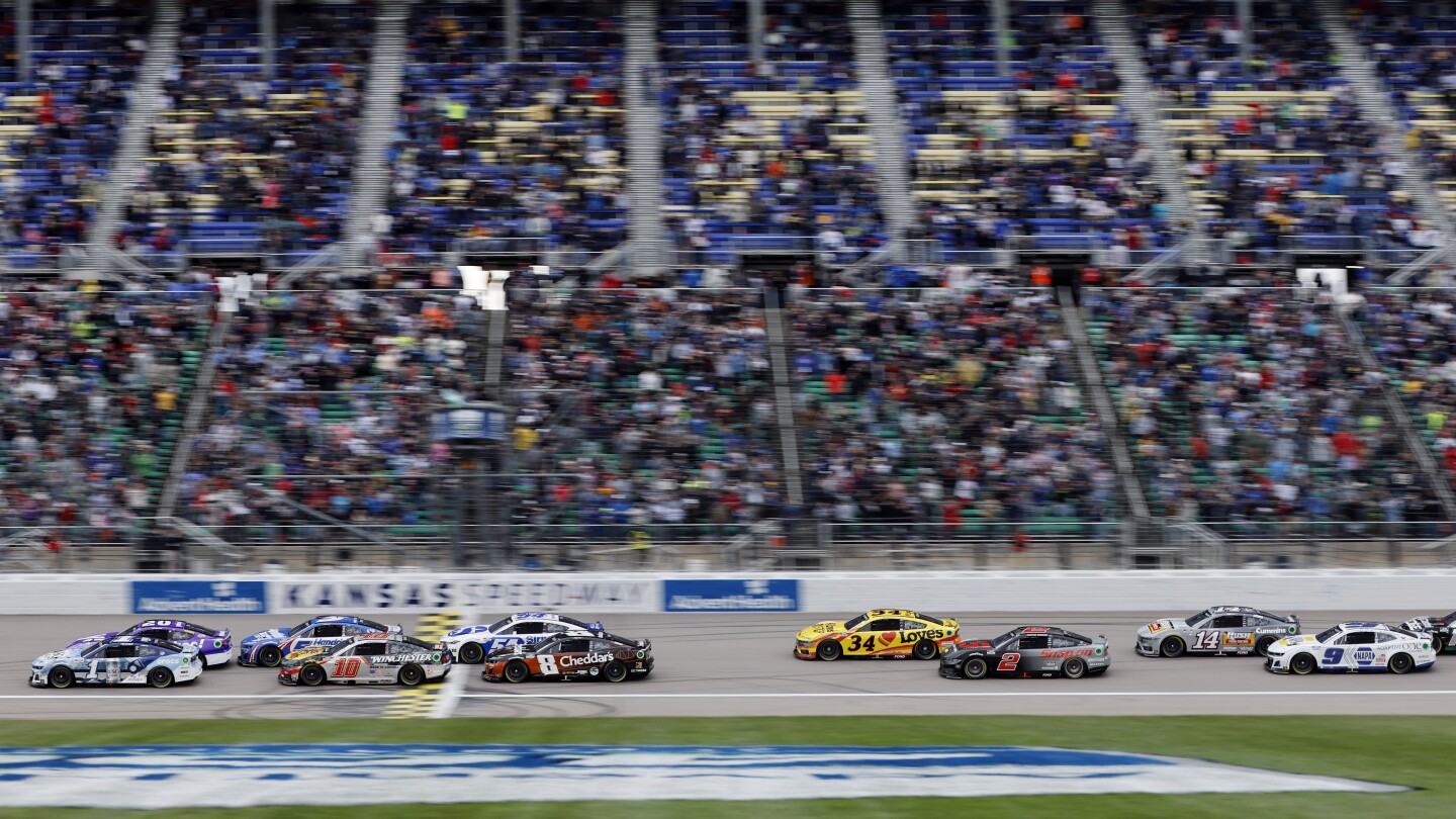 Ларсън изпревари Buescher на линията на Kansas Speedway в най-близкия финал в историята на NASCAR Cup Series