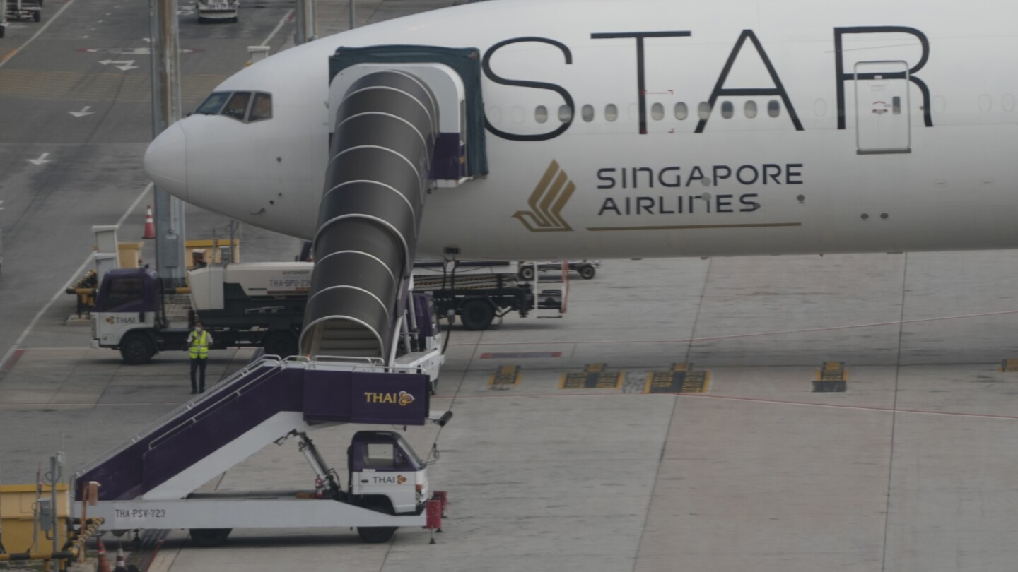 Пасажири описують рейс Singapore Airlines, який постраждав від турбулентності