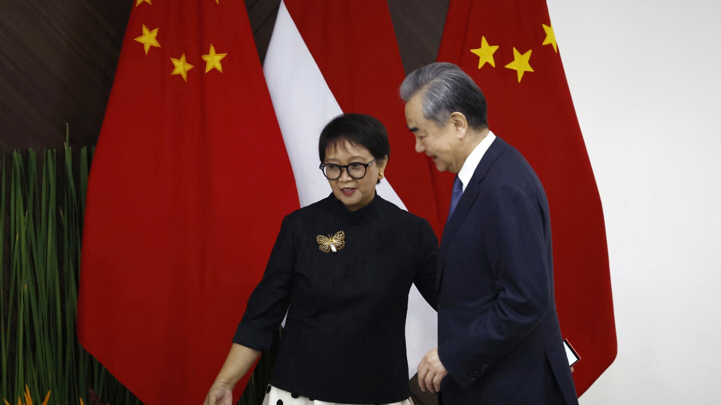 ДЖАКАРТА Индонезия AP — Китайските и индонезийските външни министри призоваха
