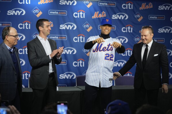 New York Mets' Juan Soto, second from right, poses with agent Scott Boras, right, the Mets president of baseball operations David Stearn, second from left and Mets owner Steven Cohen, left, during a baseball news conference, Thursday, Dec. 12, 2024, in New York. (AP Photo/Frank Franklin II)