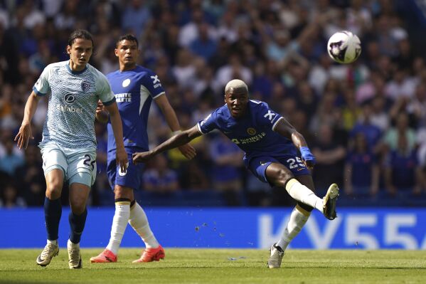 Moisés Caicedo anota el primer gol de Chelsea ante Bournemouth en la Liga Premier, el domingo 19 de mayo de 2024. (Bradley Collyer/PA vía AP)