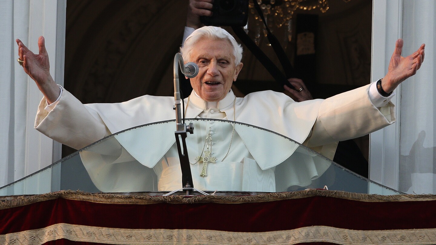 Днес в историята На 28 февруари 2013 г Бенедикт XVI става