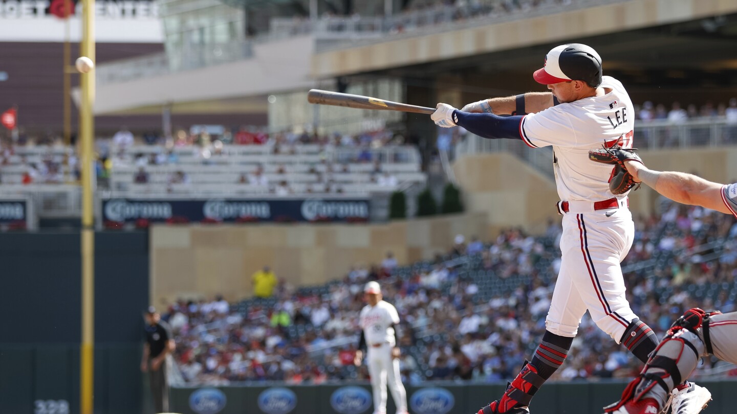 Минеаполис (AP)-Rookie Brooks Lee имаше пет RBI, Карлос Сантана отиде