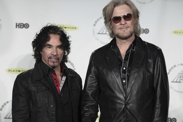 FILE - Hall of Fame Inductees John Oates, left, and Daryl Hall appear in the press room at the Rock and Roll Hall of Fame Induction Ceremony on April, 10, 2014, in New York. After more than a half-century of making music together, Hall is suing Oates over a proposed sale of his share of a Hall & Oates business partnership that Hall says he hasn't approved. A Nashville judge recently paused the sale of Oates' stake in Whole Oats Enterprises LLP to Primary Wave IP Investment Management LLC pending arbitration, or until Feb. 17, 2024. (Photo by Andy Kropa/Invision/麻豆传媒app, File)