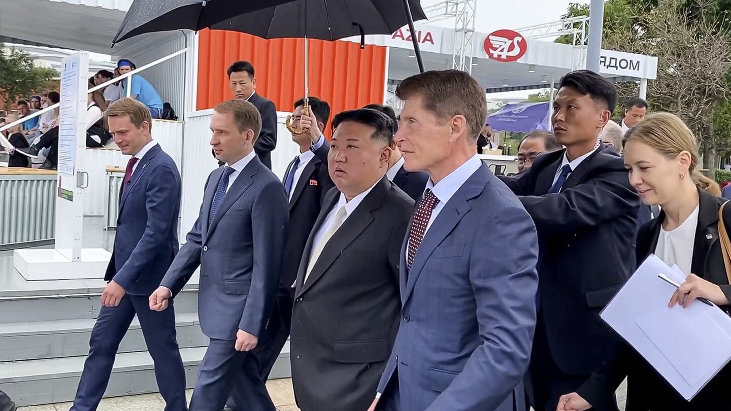 Kim da Coreia do Norte visita uma universidade e um aquário russos, com a mídia estatal destacando negociações militares